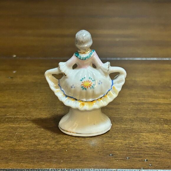 Vintage Porcelain Colonial Woman Figurine made in Occupied Japan 1940s - Picture 3 of 6